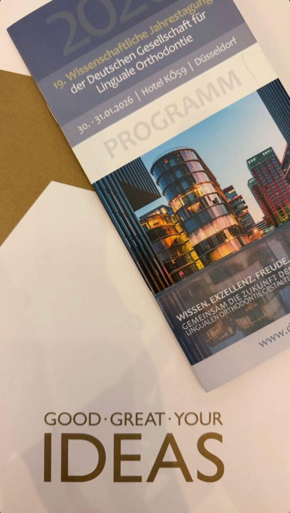 Programmheft der 19. Wissenschaftlichen Jahrestagung der Deutschen Gesellschaft für Linguale Orthodontie 2026 auf einem Tisch liegend im Hotel Kö59 in Düsseldorf