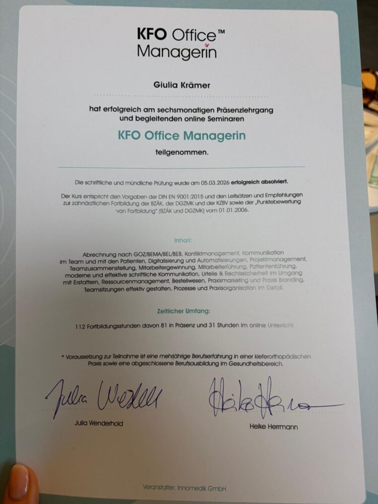 Zertifikat über die erfolgreich absolvierte Fortbildung zur KFO Office Managerin von Giulia Krämer