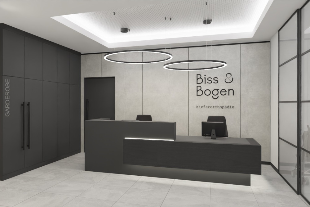 Visualisierung der Rezeption in einer neuen kieferorthopädischen Praxis in Düsseldorf. Zentral steht eine große, dunkelgraue Empfangstheke in L-Form mit klaren, kantigen Linien; in die Front ist ein schmaler, horizontaler Lichtstreifen eingelassen. Auf der rechten Seite der Theke steht ein flacher Monitor, dahinter ein schwarzer Stuhl; ein zweiter Arbeitsplatz ist links angedeutet. An der Rückwand sind große, hellgraue Wandpaneele mit feiner Fugenaufteilung zu sehen. Darauf befindet sich der Schriftzug „Biss & Bogen“, darunter kleiner „Kieferorthopädie“. Links nimmt ein hoher, dunkelgrauer Schrankblock fast die ganze Wand ein; seitlich steht vertikal „GARDEROBE“, und lange schwarze Griffe markieren die Türen. Der Boden besteht aus hellen, großformatigen Fliesen. Über dem Tresen hängen zwei große, leuchtende Ringlampen; die Decke ist als helles, abgesetztes Feld mit indirekter Beleuchtung gestaltet. Rechts am Bildrand ist eine Glaswand mit schwarzen Rahmen zu erkennen, die angrenzende Räume abtrennt.