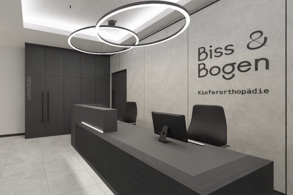 Visualisierung des Empfangsbereichs der Kieferorthopädie Biss & Bogen in Düsseldorf. Im Vordergrund steht eine lange, dunkelgraue Empfangstheke mit klaren, geraden Linien; in die Front ist ein schmaler Lichtstreifen eingelassen. Auf der Theke befinden sich ein flacher Monitor, ein Telefon sowie weiteres dezentes Equipment. Hinter der Theke stehen zwei schwarze, hohe Drehstühle. An der rechten Wand ist ein großer Schriftzug angebracht: „Biss & Bogen“, darunter das Wort „Kieferorthopädie“. Die Wand wirkt wie glatter, hellgrauer Beton oder Putz und ist in große Flächen unterteilt. Links im Hintergrund steht ein hoher, dunkelgrauer Schrankblock mit langen Griffen; seitlich ist das Wort „GARDEROBE“ zu lesen. Der Boden besteht aus hellen, großformatigen Fliesen. Von der Decke hängen zwei große, leuchtende Ringlampen, die den Bereich modern und hochwertig wirken lassen.