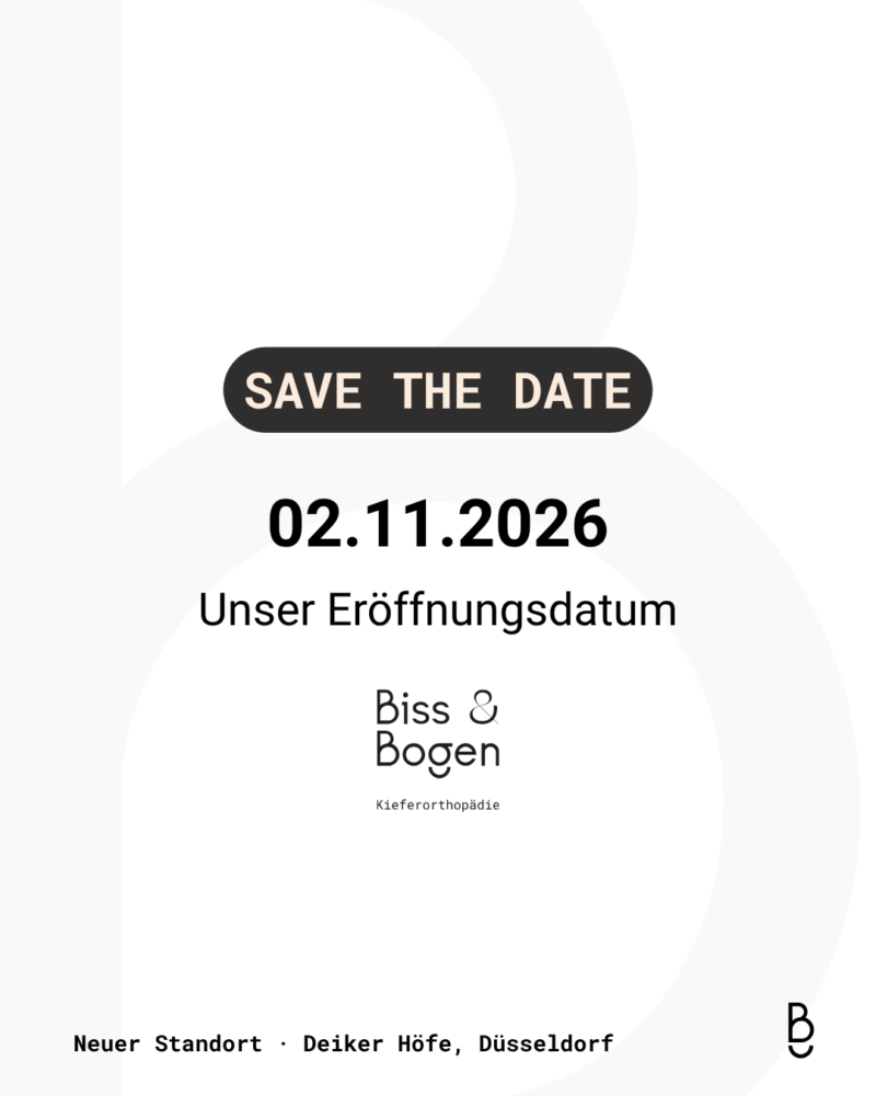 Save the Date: Eröffnung der Kieferorthopädie Biss & Bogen am 02.11.2026 am neuen Standort in den Deiker Höfen in Düsseldorf. Helle Grafik mit dunklem Schriftfeld „Save the Date“, darunter groß das Datum 02.11.2026 und der Satz „Unser Eröffnungsdatum“, darunter das Logo von Biss & Bogen Kieferorthopädie. Am unteren Rand steht „Neuer Standort, Deiker Höfe, Düsseldorf“, im Hintergrund ist ein großes, hellgraues B zu sehen.